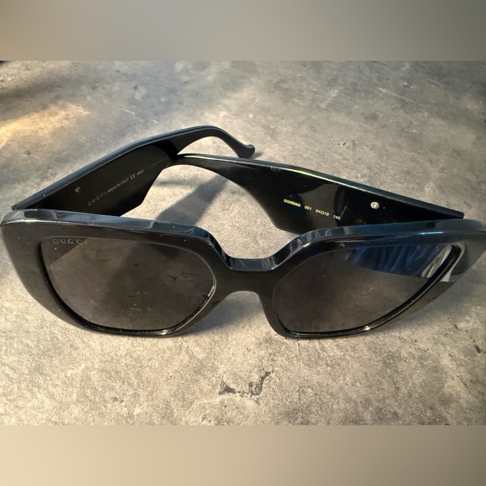 Gucci Black Sunglasses with Gold Logo GG0956S - Picture 4 of 9